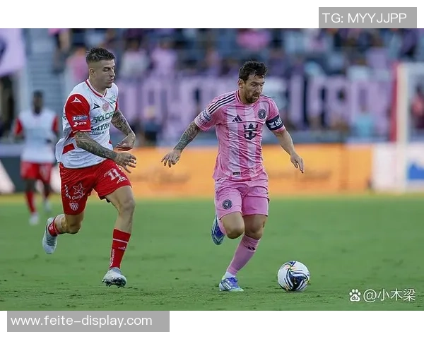 当红足球球星比赛中意外被踢受伤引发球迷热议球队前景再受关注