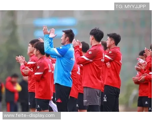 球星穿着训练服与足球冲锋衣展现运动风采 引领潮流与舒适兼备 球星穿着训练服与足球冲锋衣展现运动风采 引领潮流与舒适兼备